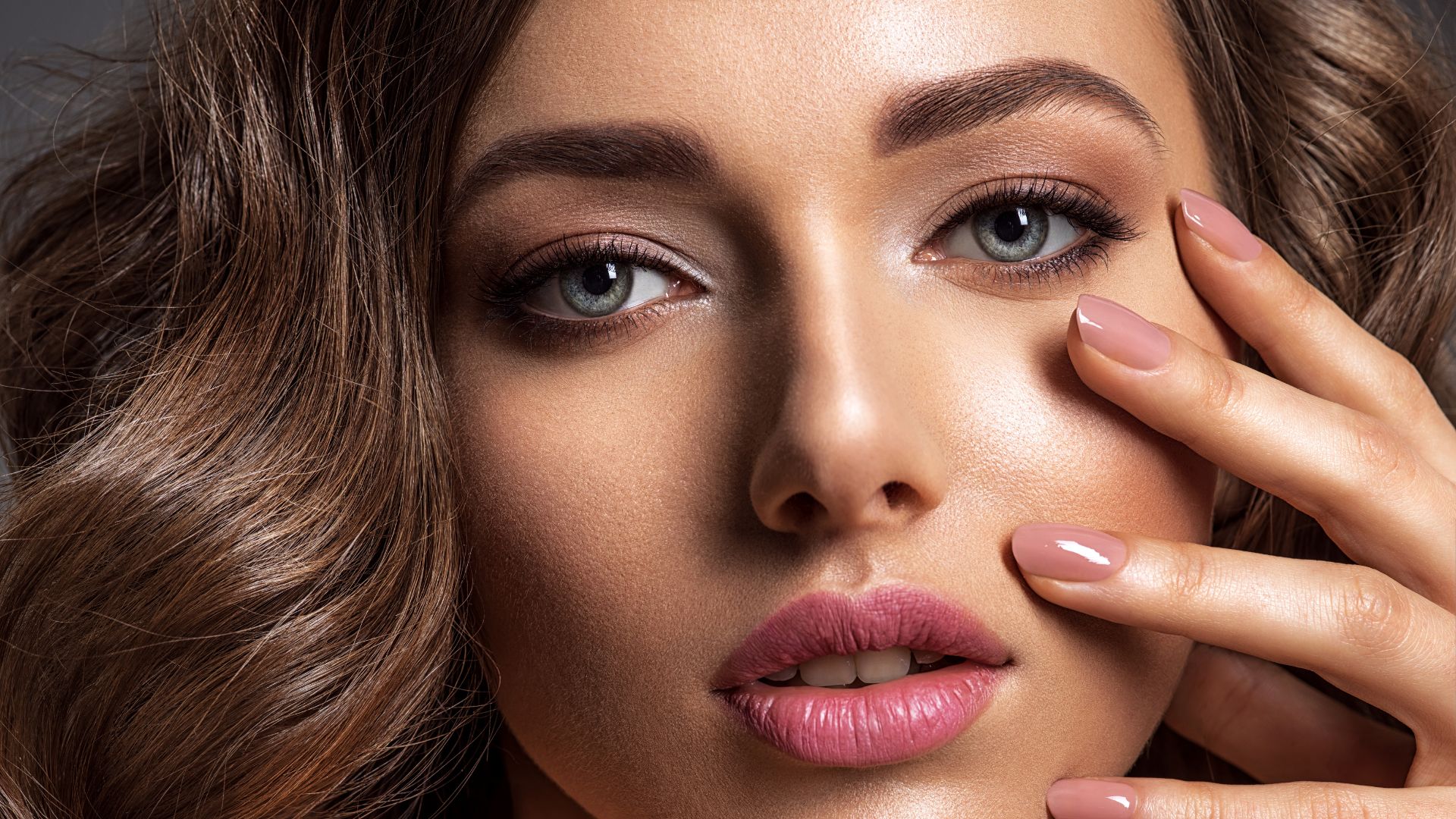 Trucco con abito rosso o nero: idee e tutorial
