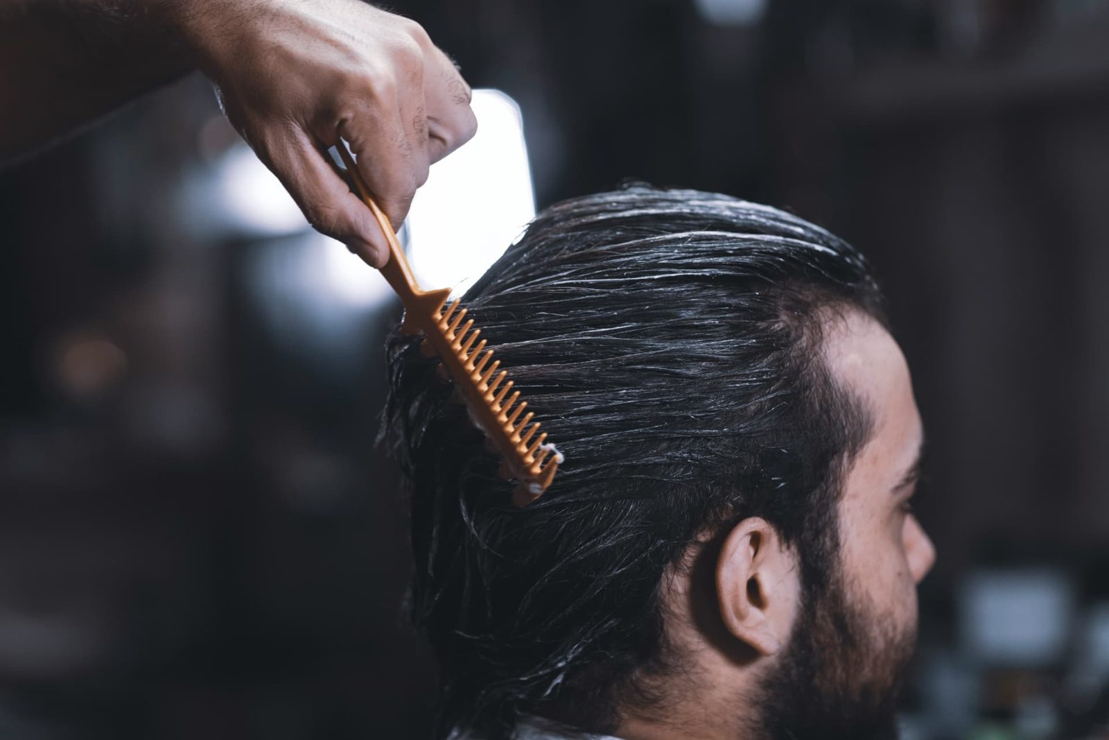 Dettaglio di capelli per scegliere fibre e tonalità giuste