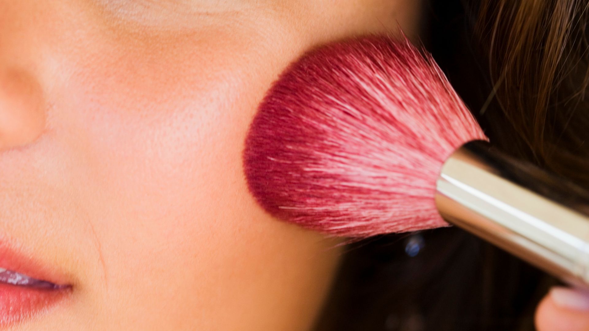 Blush: come applicarlo in base alla forma del viso