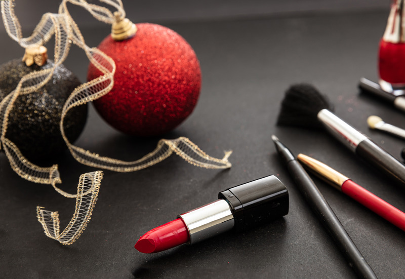 Rossetto rosso tra gli addobbi di Natale