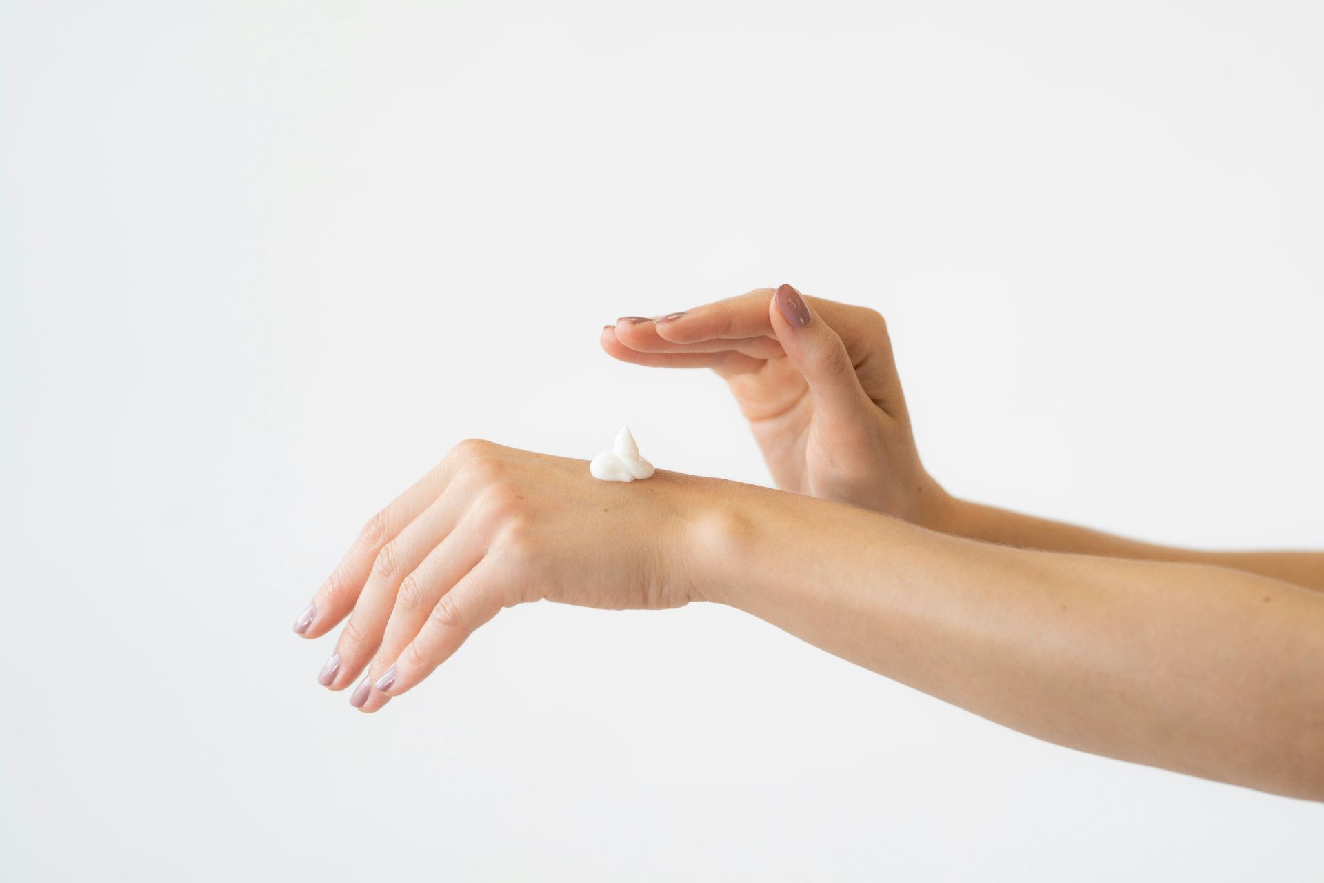 Crema mani applicata sul dorso della mano