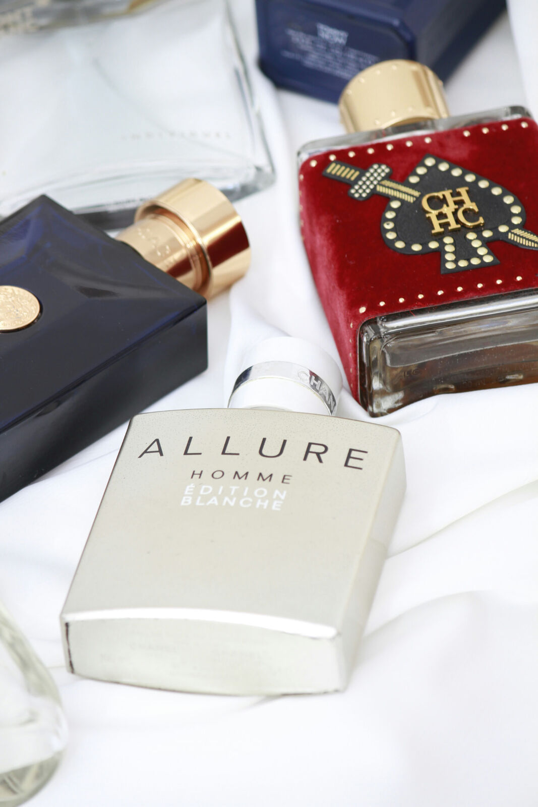 Profumo maschile accanto a cuoio e legno, note olfattive da uomo
