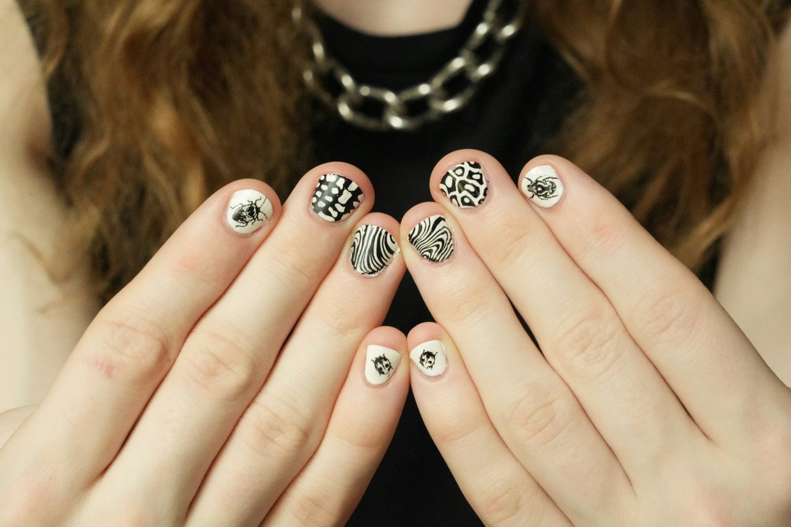Adesivi unghie: la nail art fai da te facile e veloce