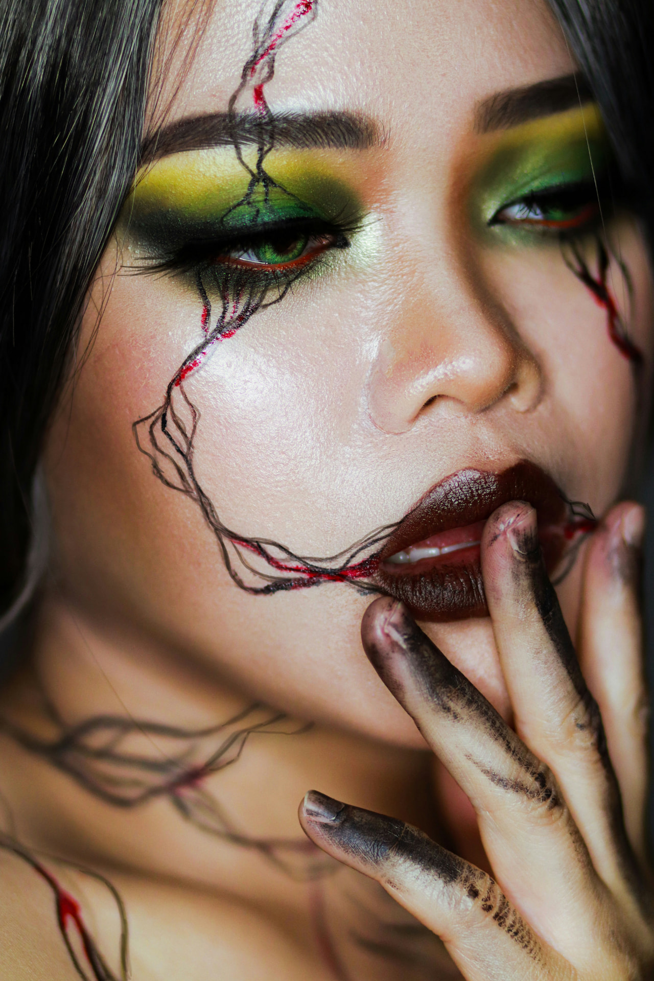 Trucco fantasy con ombretti verdi metallici e linee grafiche