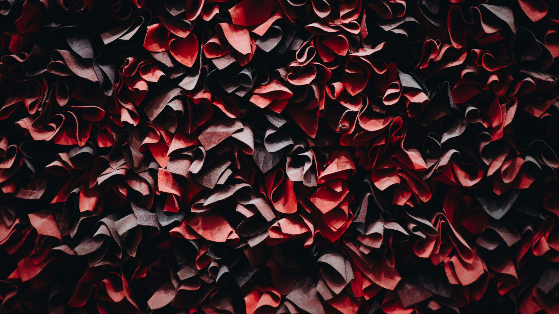 Texture astratta in pelle rossa e nera per la guida ai profumi al cuoio