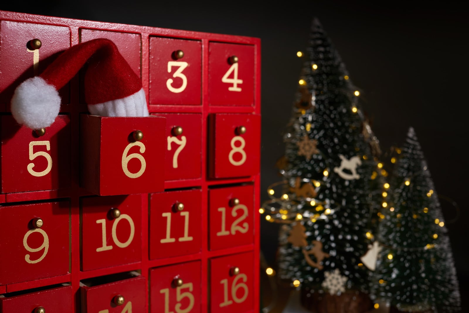 Calendario dell'Avvento rosso accanto all'albero di Natale