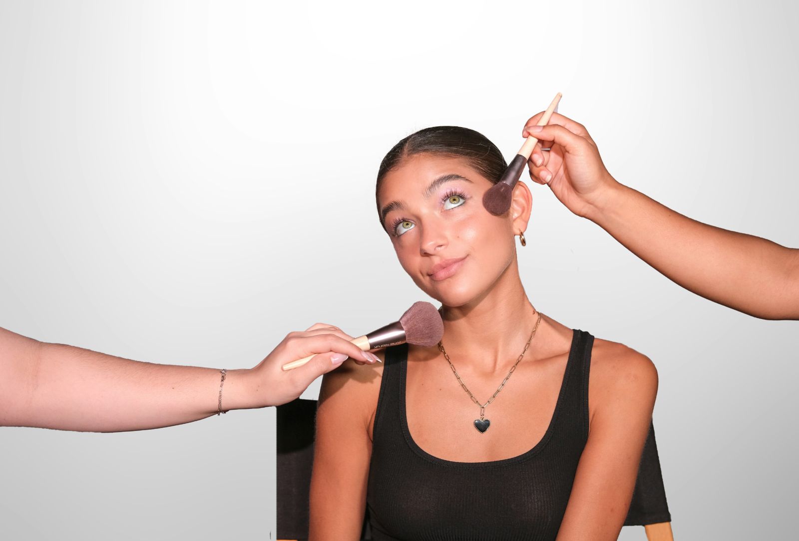 Donna con trucco naturale no-makeup e pelle luminosa