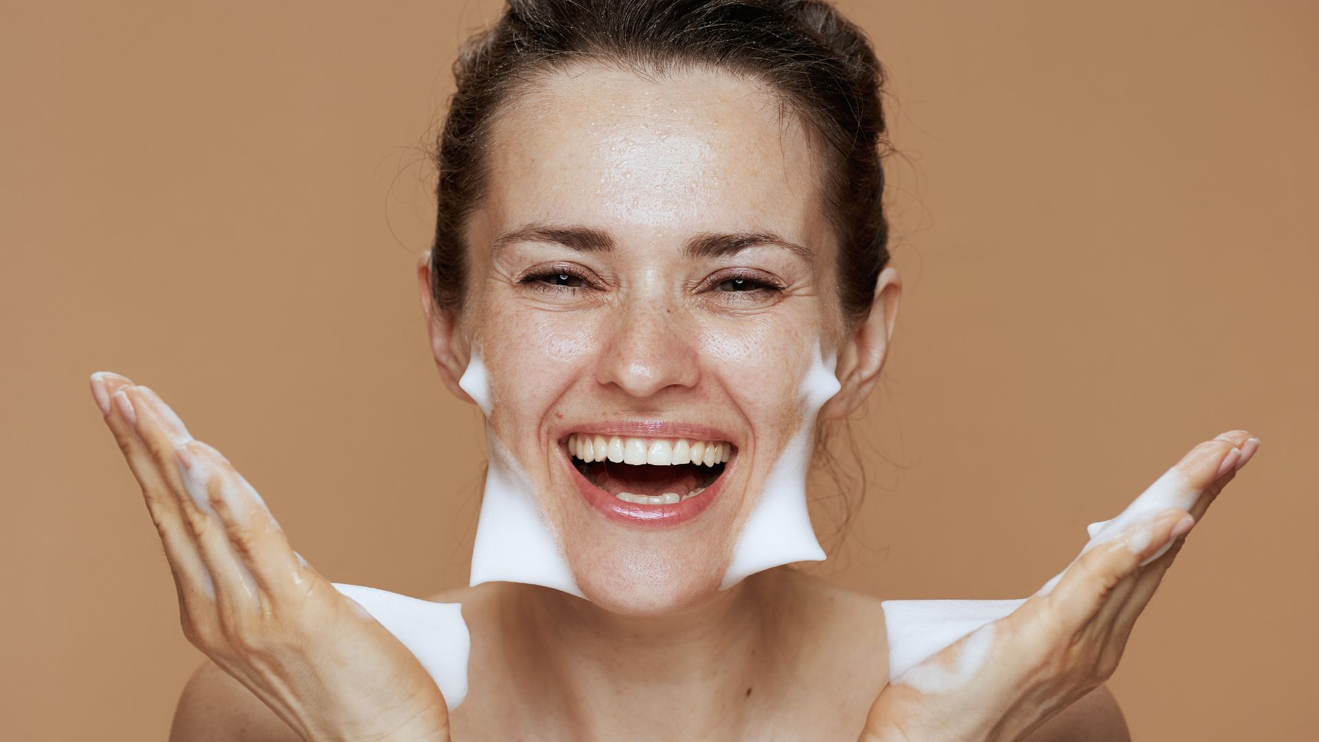 Spazzole pulizia viso: le alternative al Clarisonic