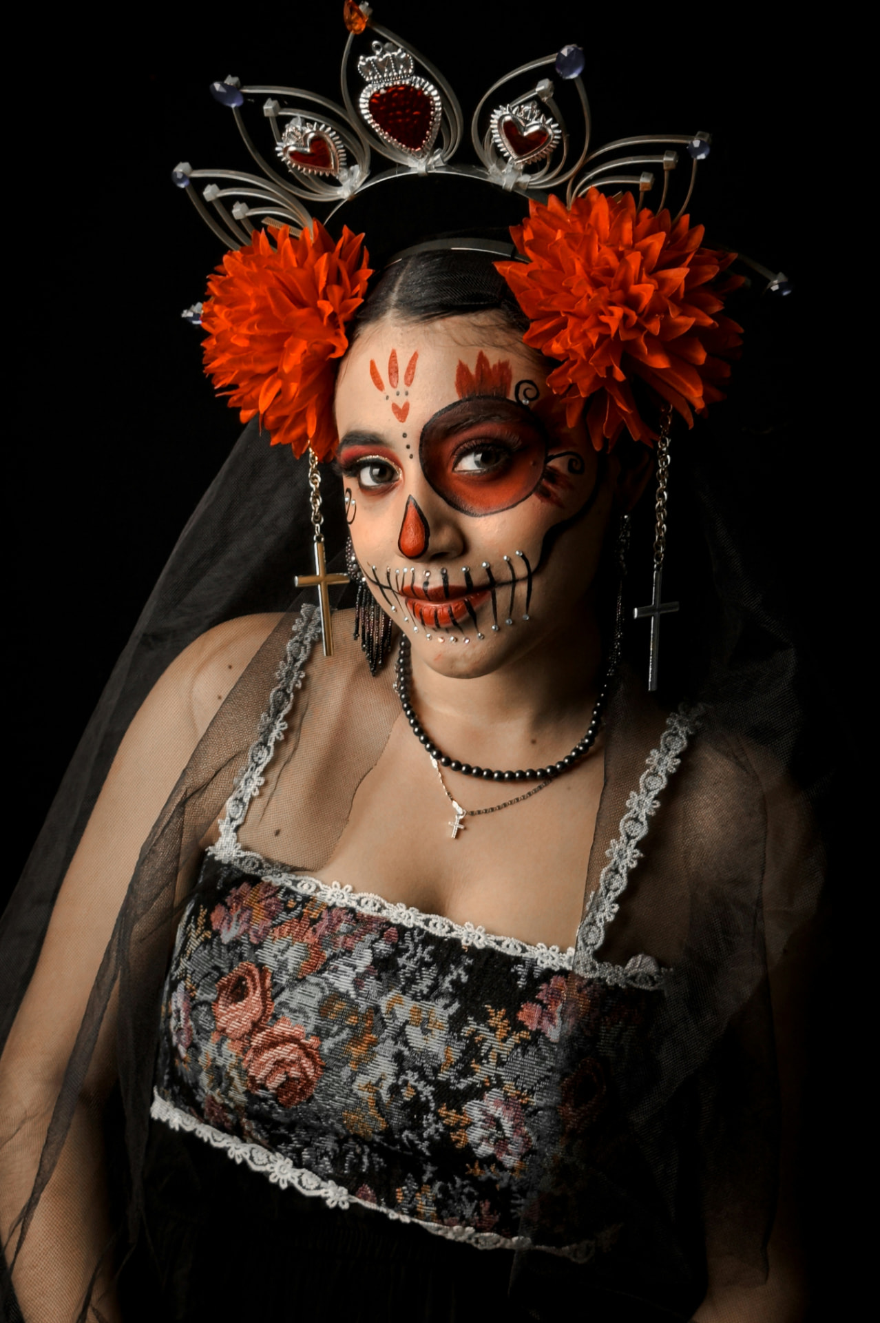 Trucco Catrina con teschio decorato, fiori arancioni e corona