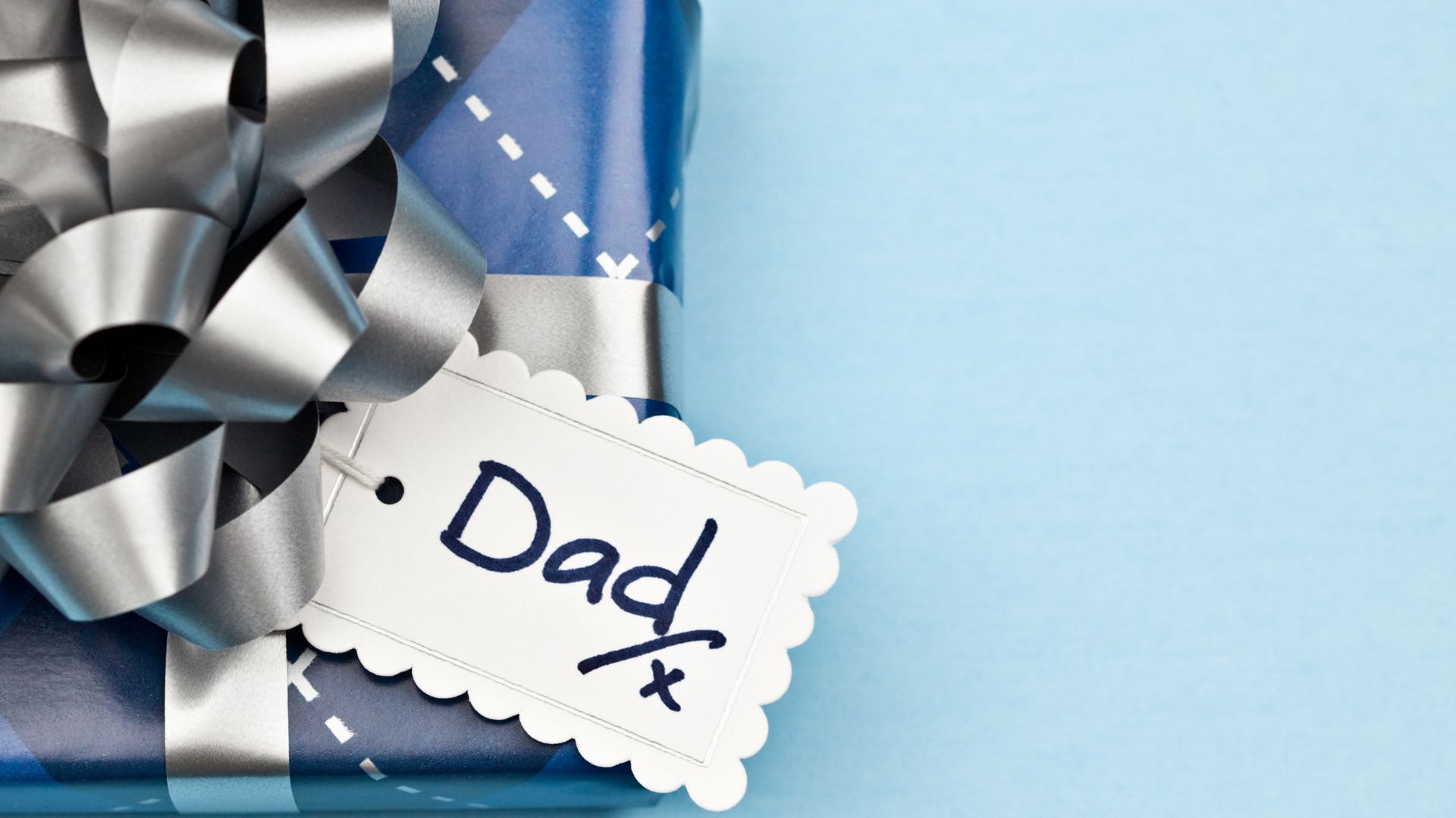 Regalo incartato di blu con biglietto Dad