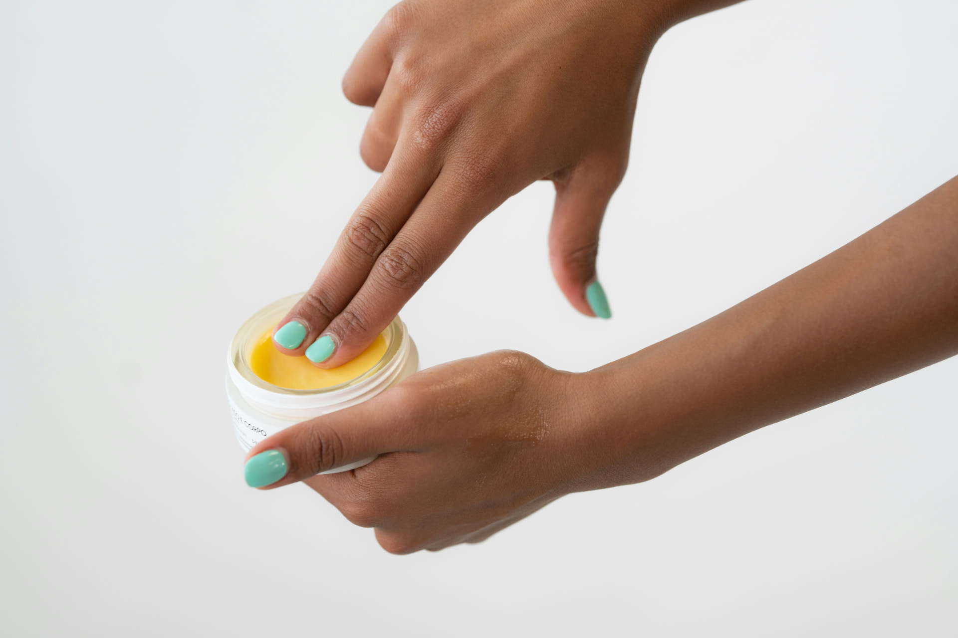 Balsamo nutriente per mani prelevato dal vasetto