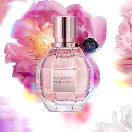 Flacone rosa Viktor&Rolf Flowerbomb tra peonie rosa