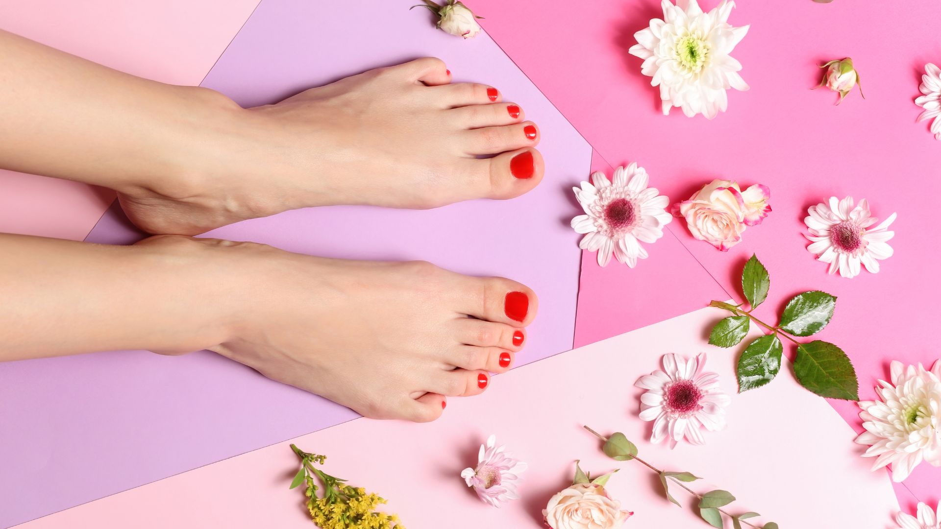 Smalto piedi per l'estate: colori e pedicure