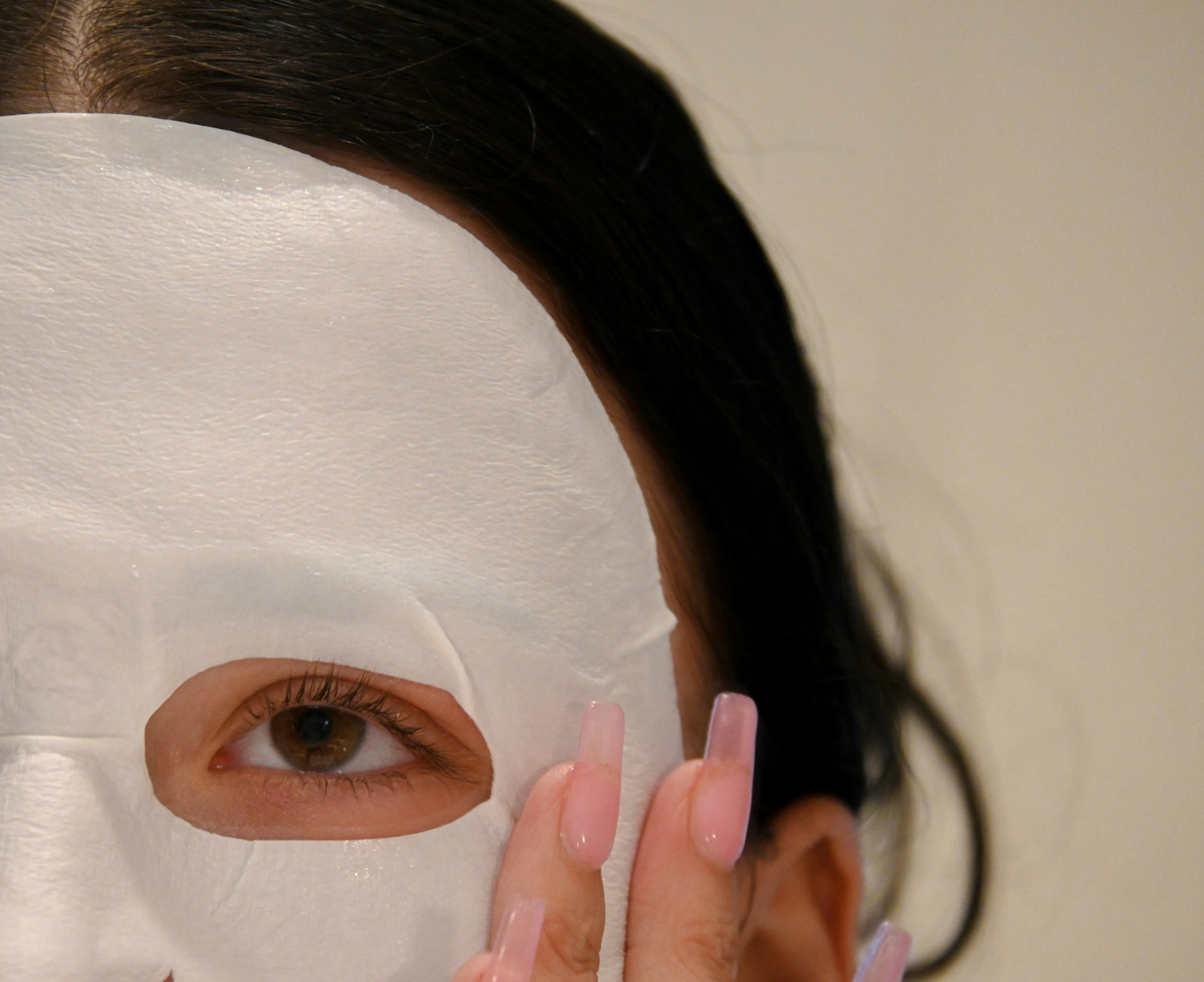 Primo piano di una maschera viso in tessuto bianca applicata sul viso