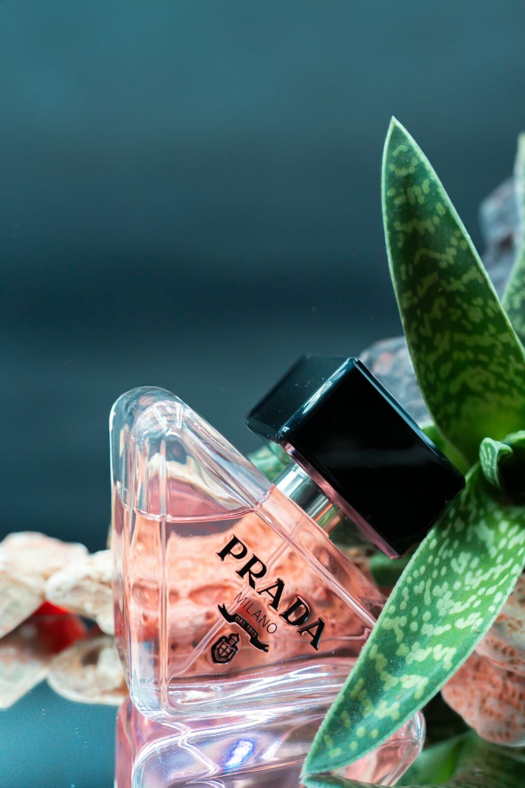 Donna che annusa una mouillette di profumo