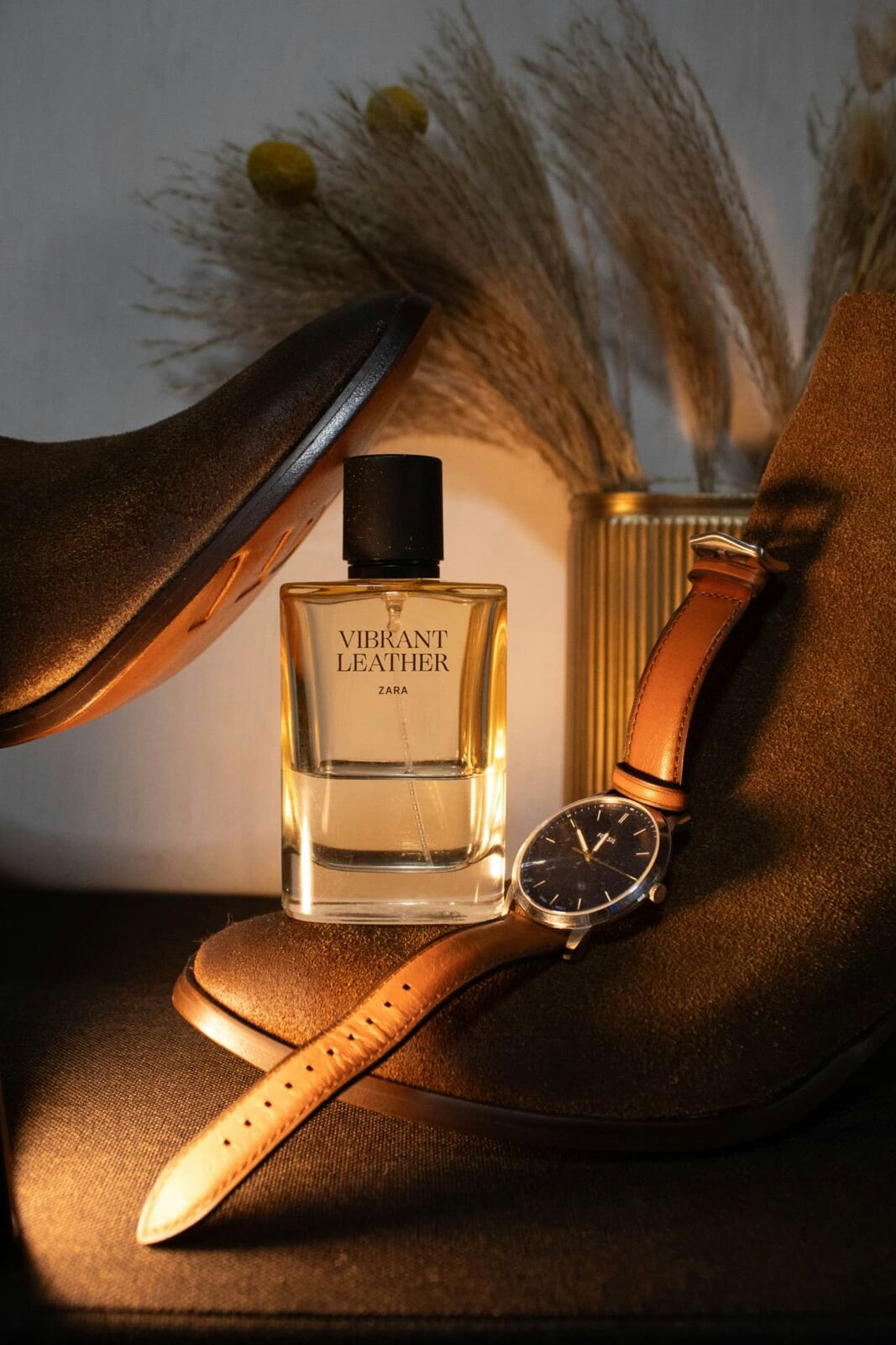 Flacone di profumo legnoso su un tavolo