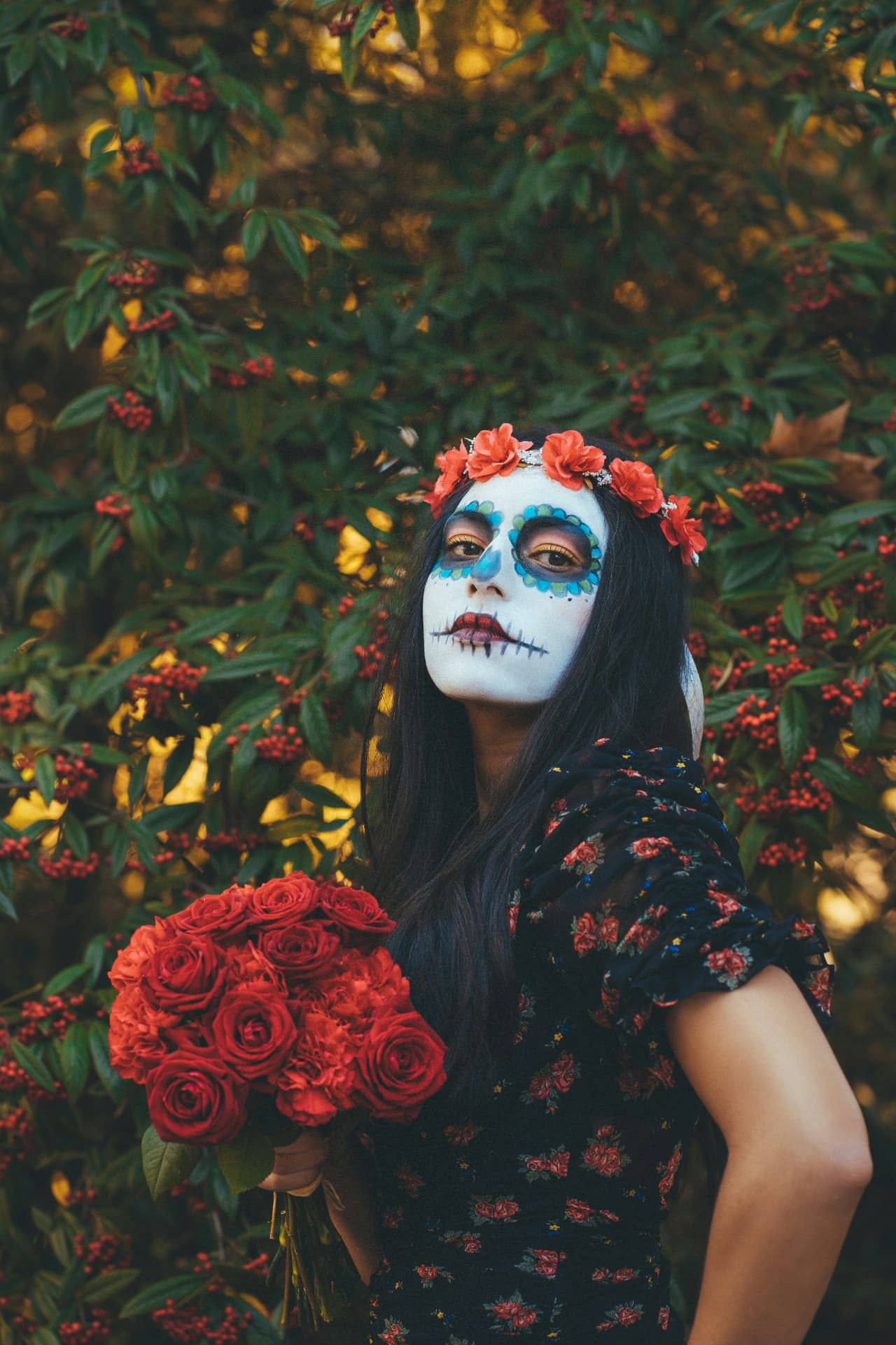Trucco Halloween da Catrina con teschio floreale e corona di rose rosse