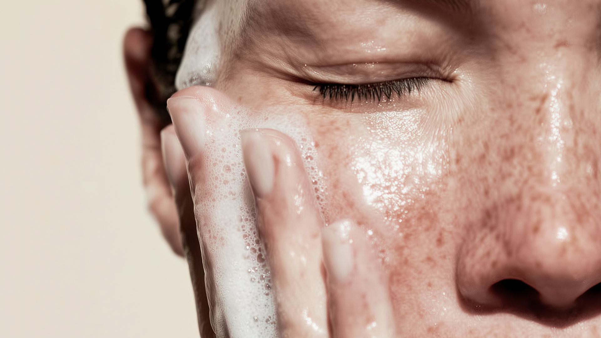 Viso in estate: la routine di cura e pulizia per il caldo