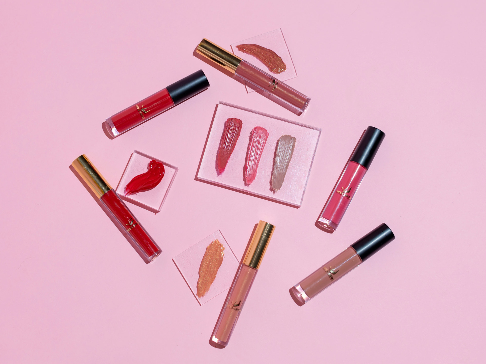 Prodotti make-up viso con palette, ciprie e pennelli disposti come set regalo