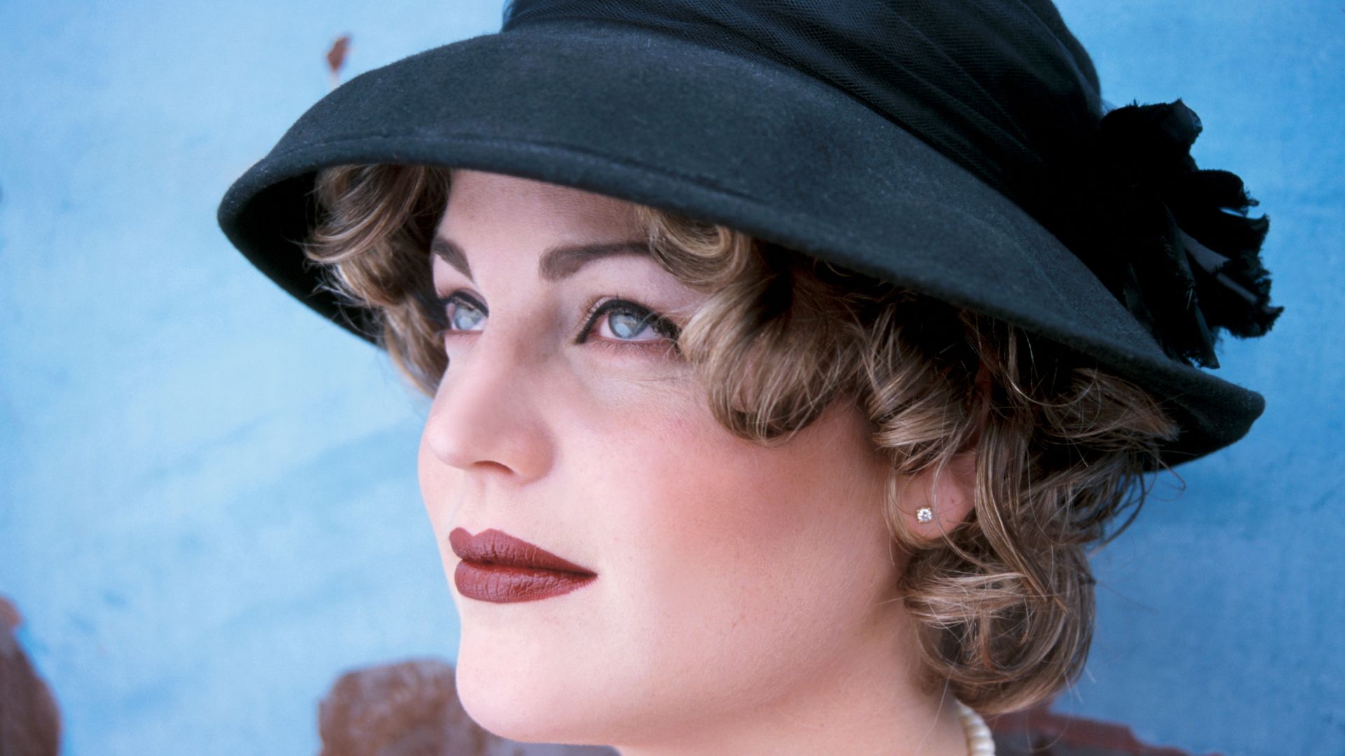 Labbra bordeaux stile anni Trenta