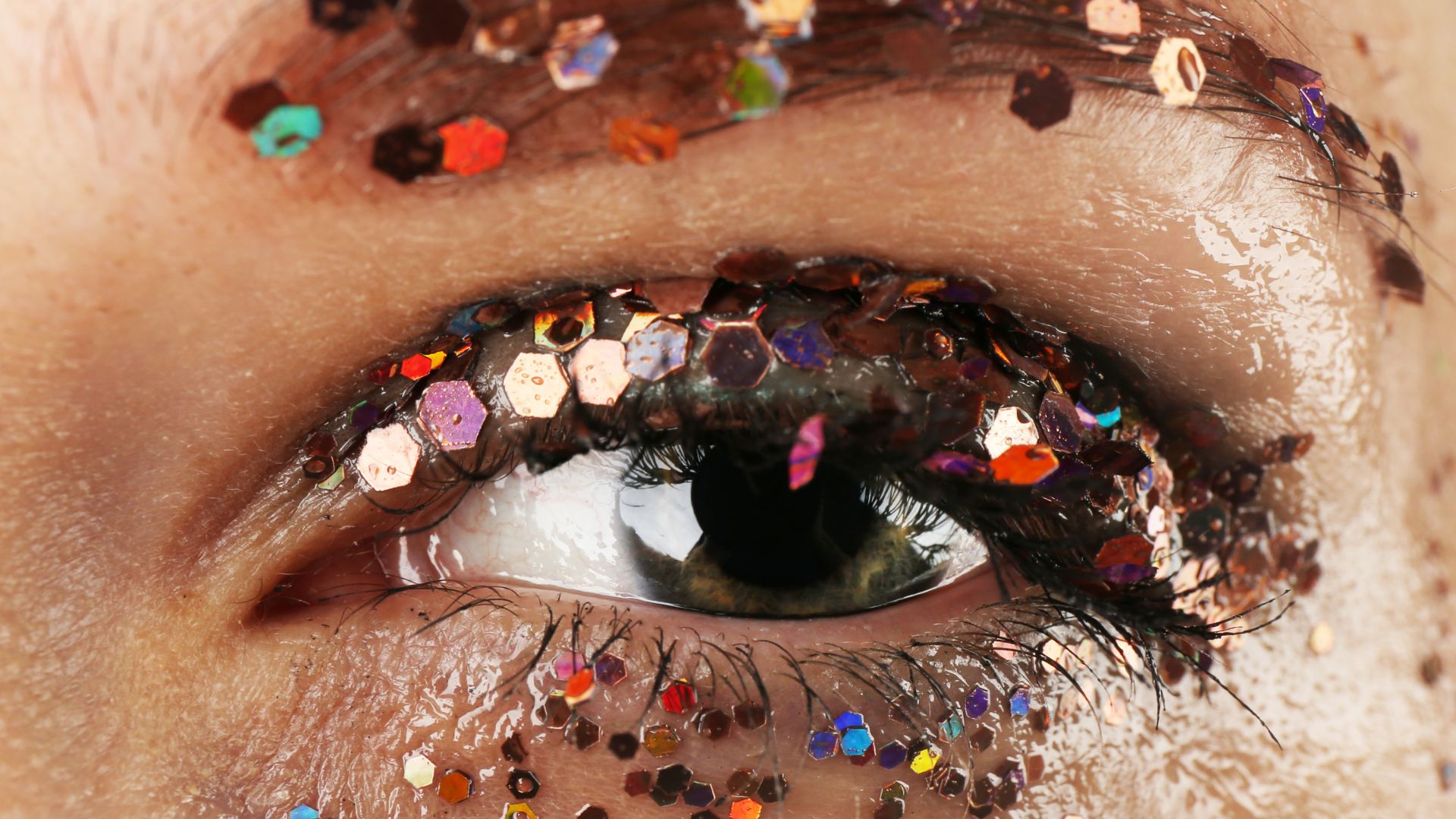 Trucco occhi con glitter multicolore per Capodanno