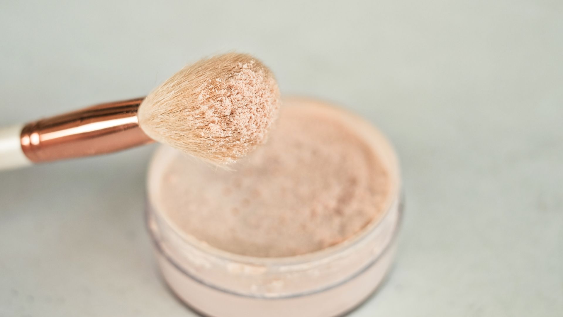 Cipria: come fissare il trucco senza effetto pesante