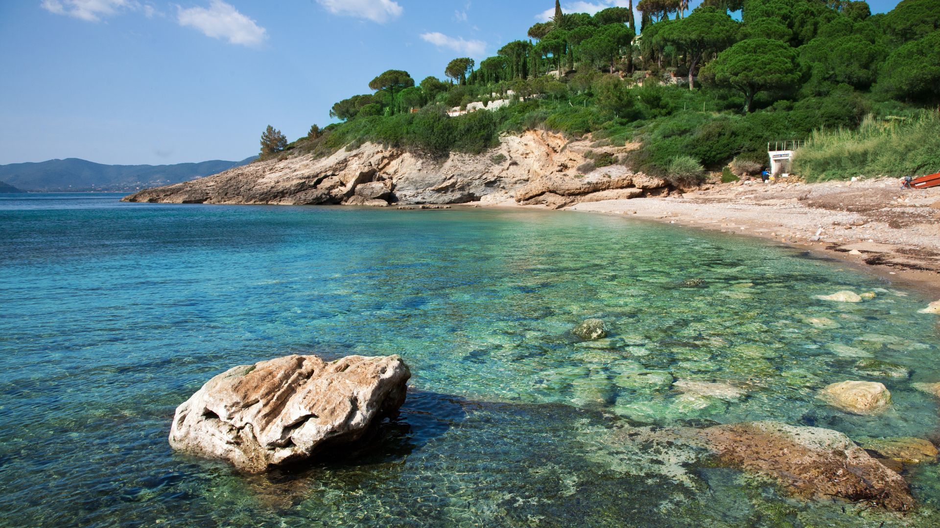 Caletta dell'Elba con acqua smeraldo