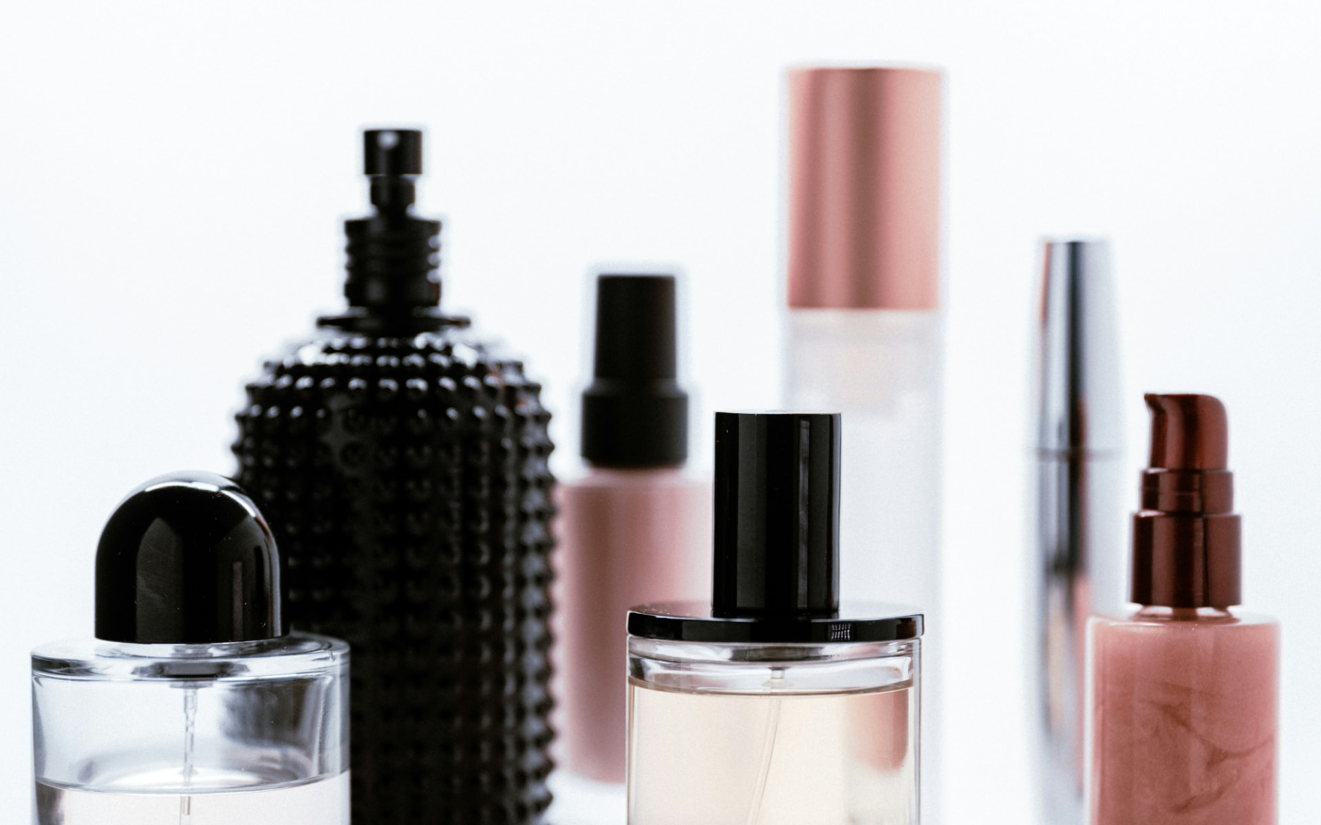 Flaconi di Eau de Parfum, Eau de Toilette e Colonia a confronto