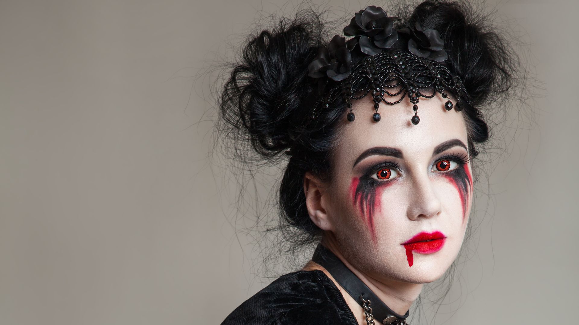 Trucco Halloween gotico da vampira con labbra rosse