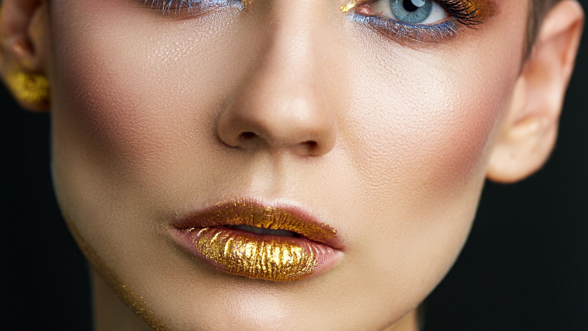 Trucco metallizzato: come portarlo su occhi e labbra