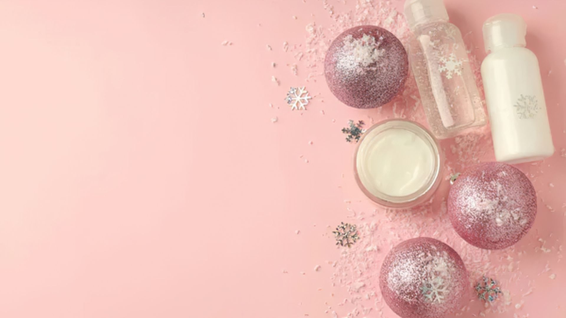 Skincare idratante tra decorazioni natalizie rosa