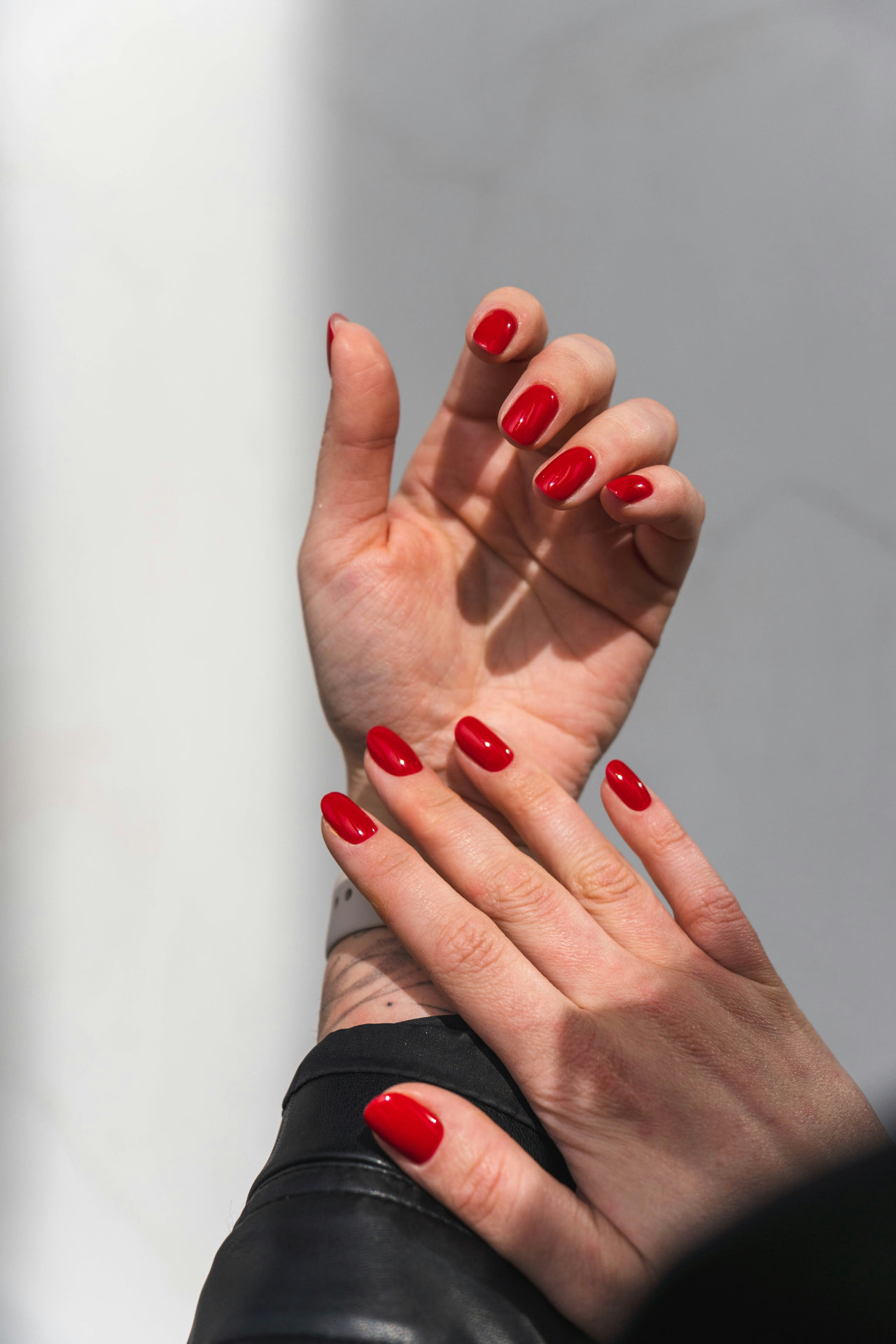 Mani con smalto rosso brillante