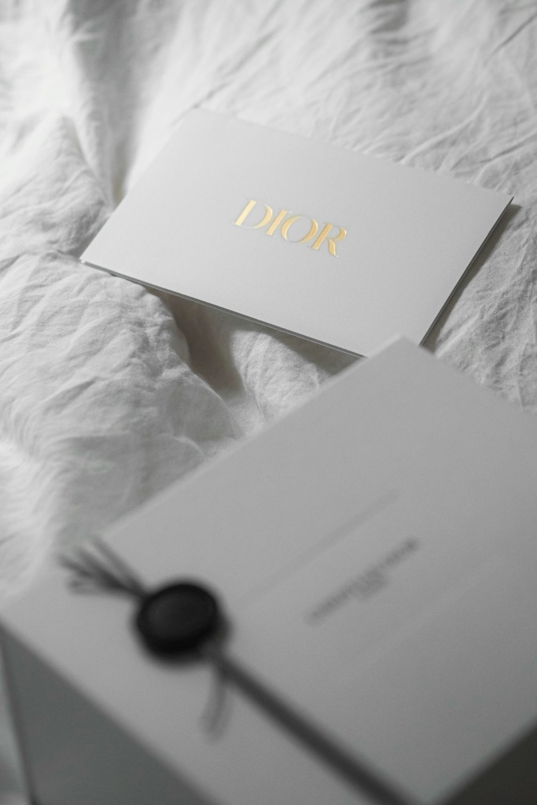 Biglietto e scatola regalo con sigillo: idee per presentare una gift card beauty