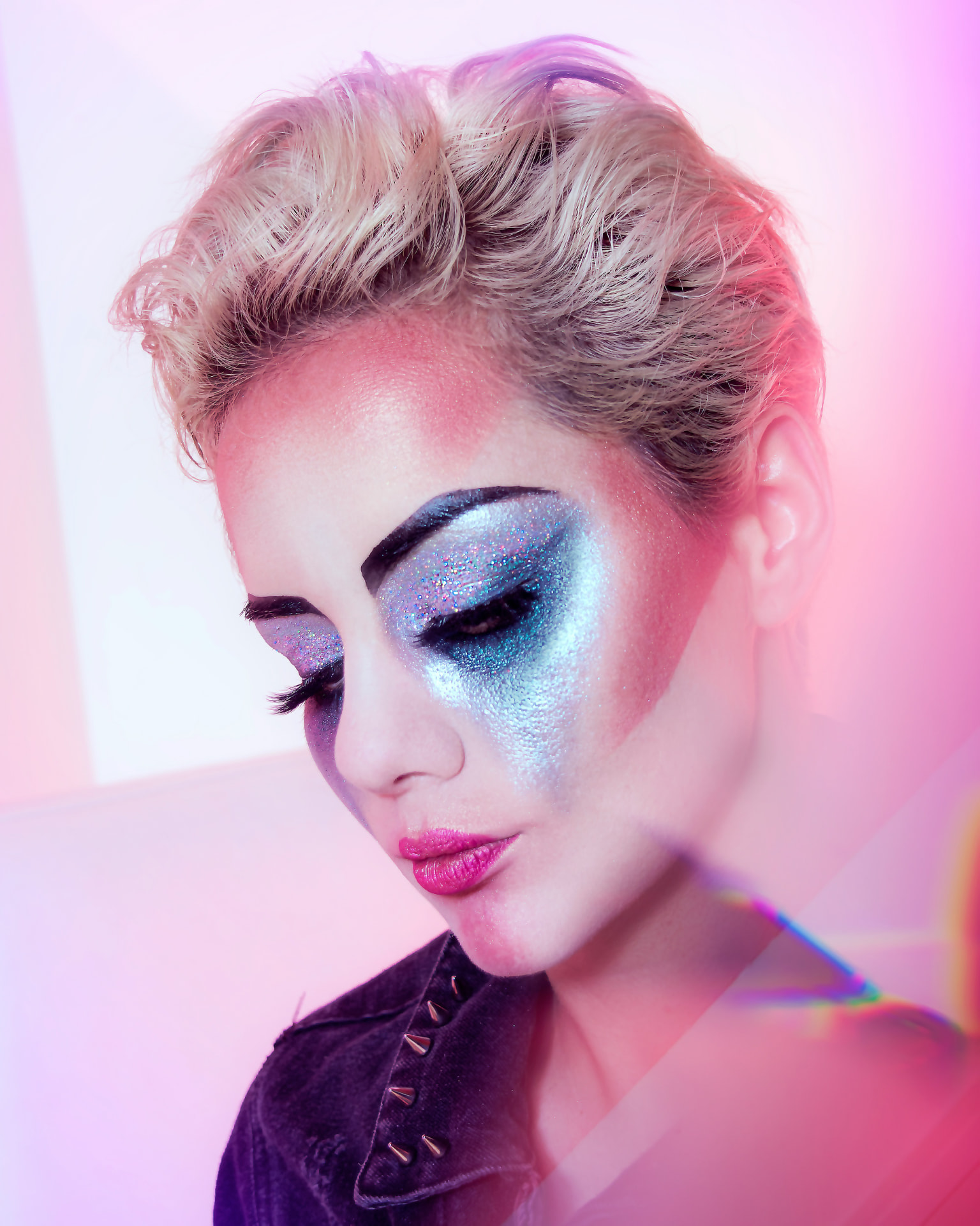 Trucco occhi con glitter argento e punti luce multidimensionali