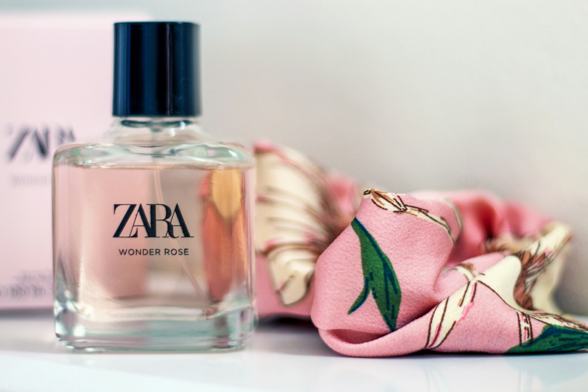 Profumi da donna economici su una toeletta