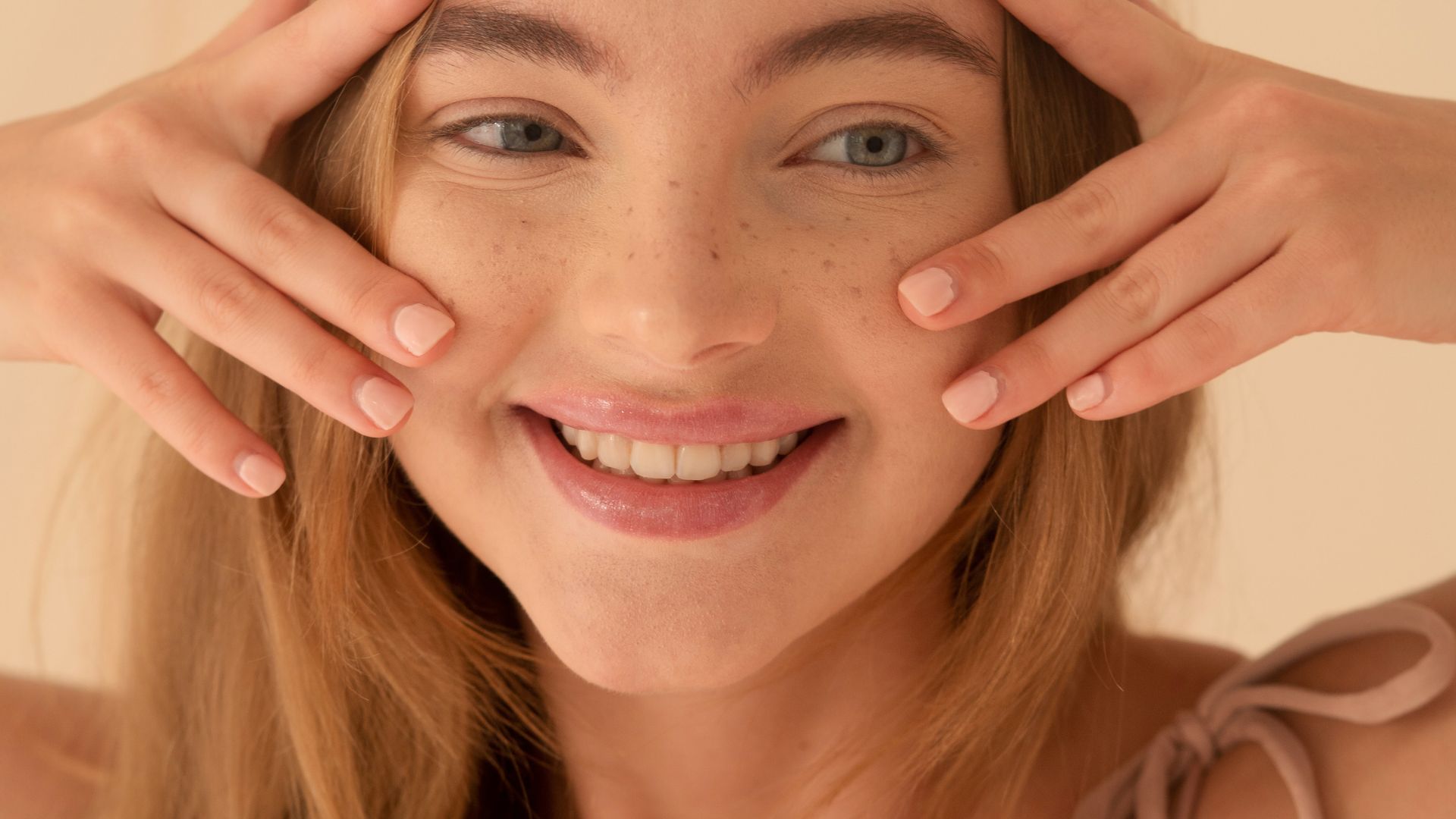 Routine skincare viso e massaggio della pelle
