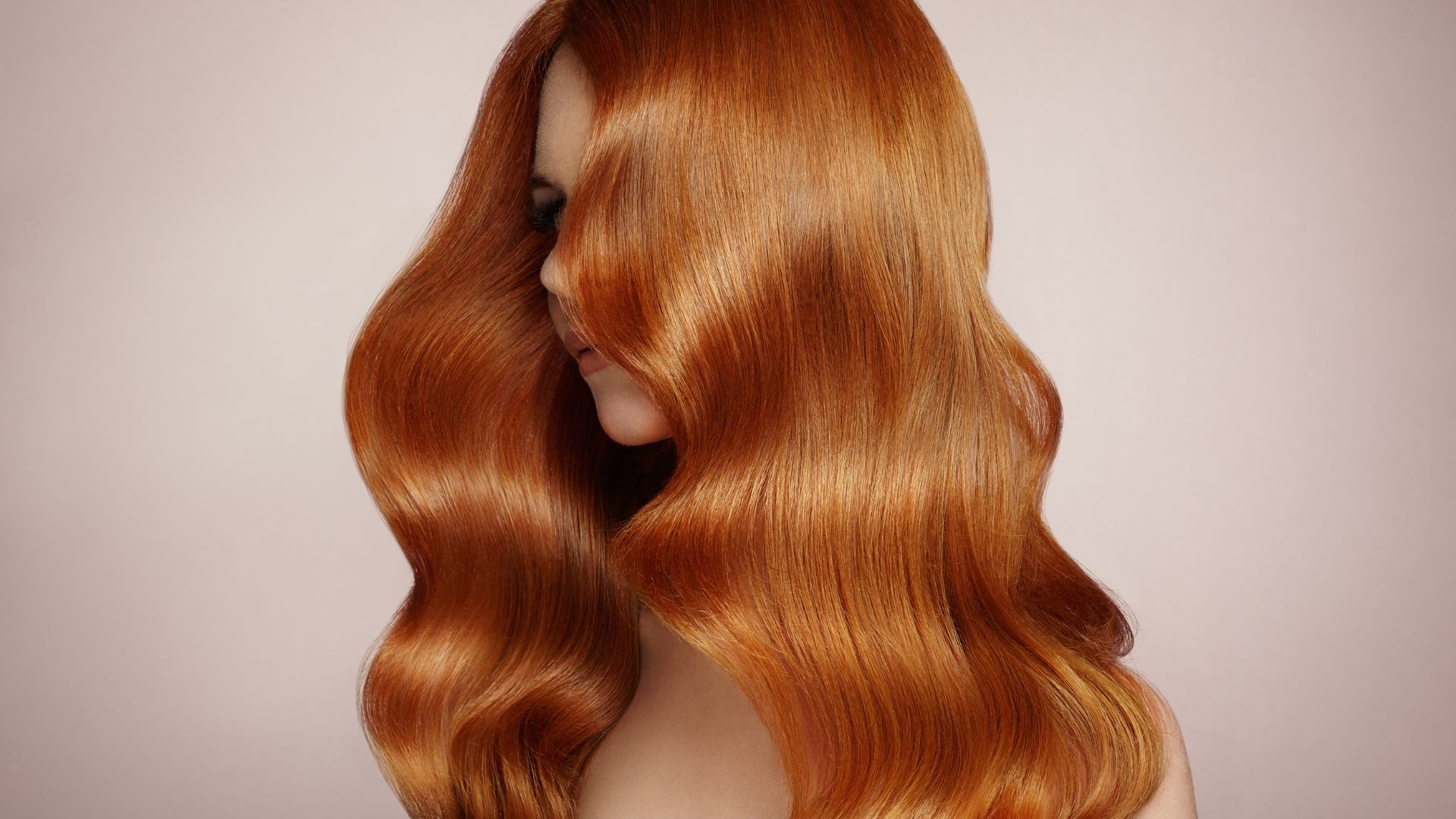Capelli rossi ramati con onde lucide