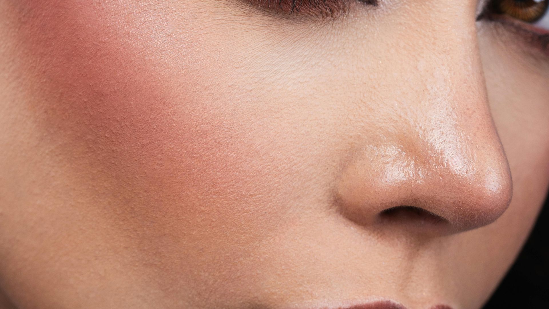Trucco con pelle luminosa e blush rosato