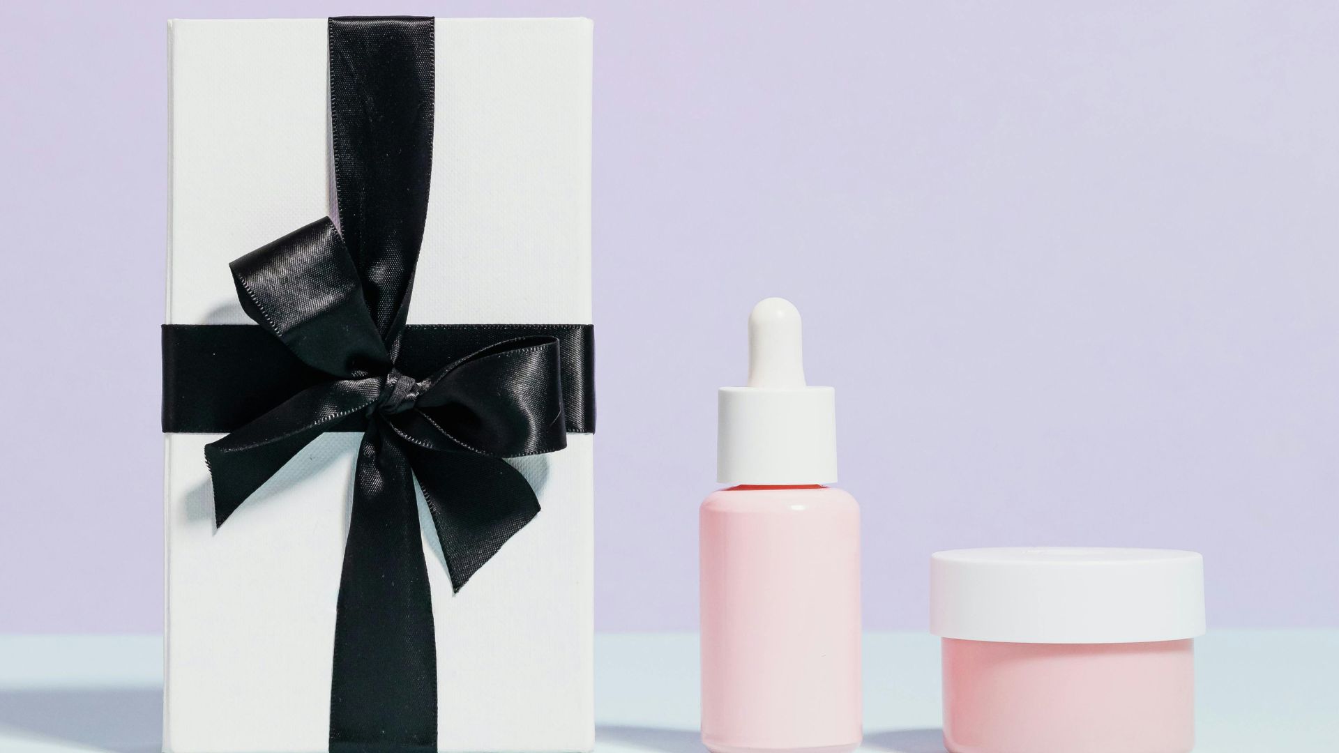 Confezione regalo rossa con rose e profumo