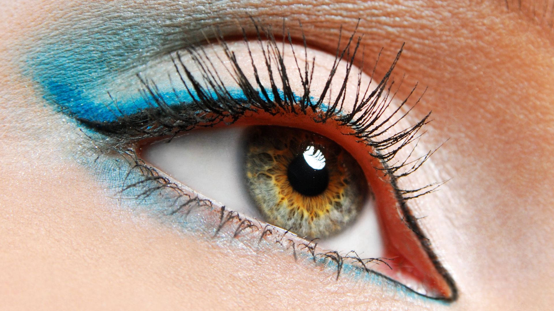 Eyeliner blu elettrico su occhio castano