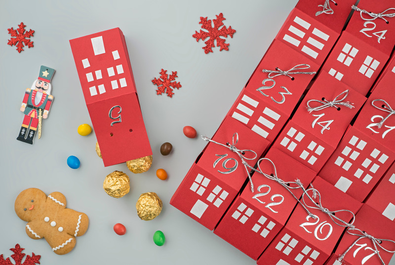 Calendario dell'Avvento con casette rosse numerate