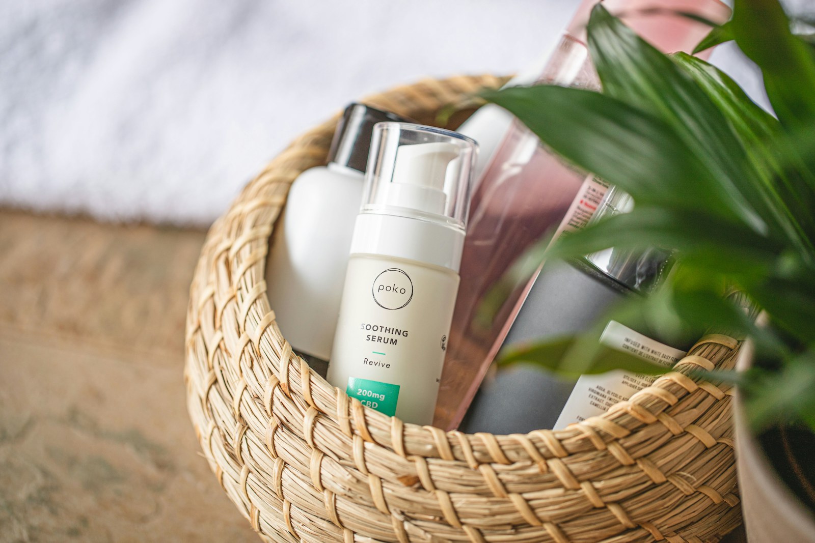 Prodotti per maschere viso e skincare disposti in un cesto intrecciato