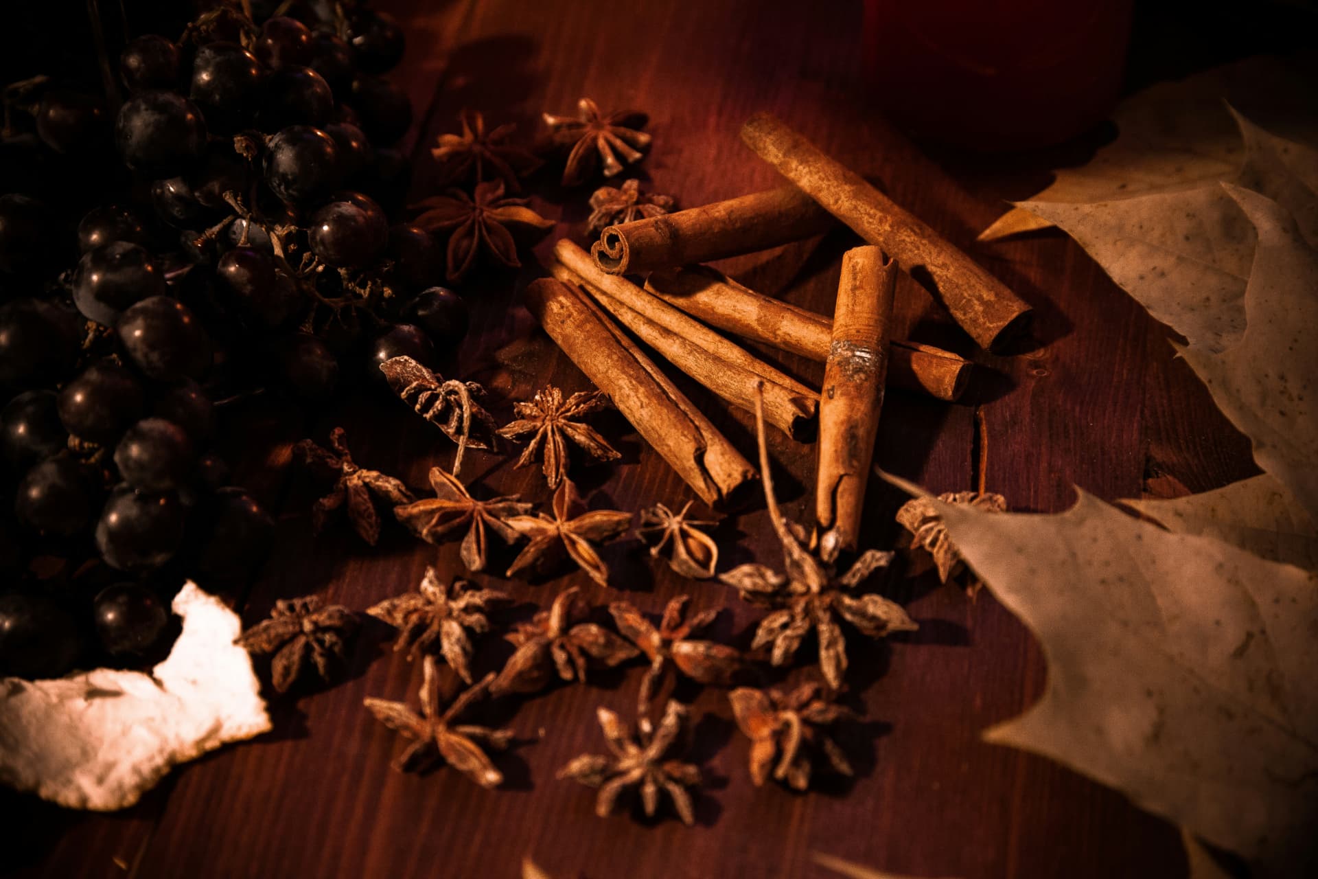 Stecche di cannella con anice stellato e foglie autunnali