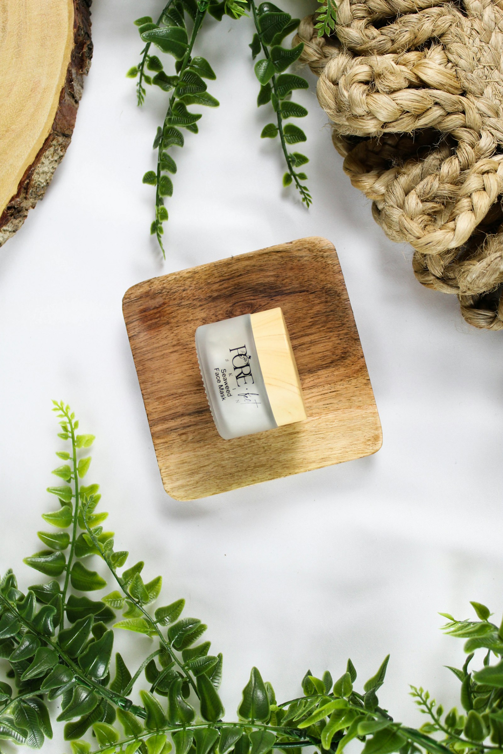 Vasetto di crema viso su base in legno, idea regalo skincare