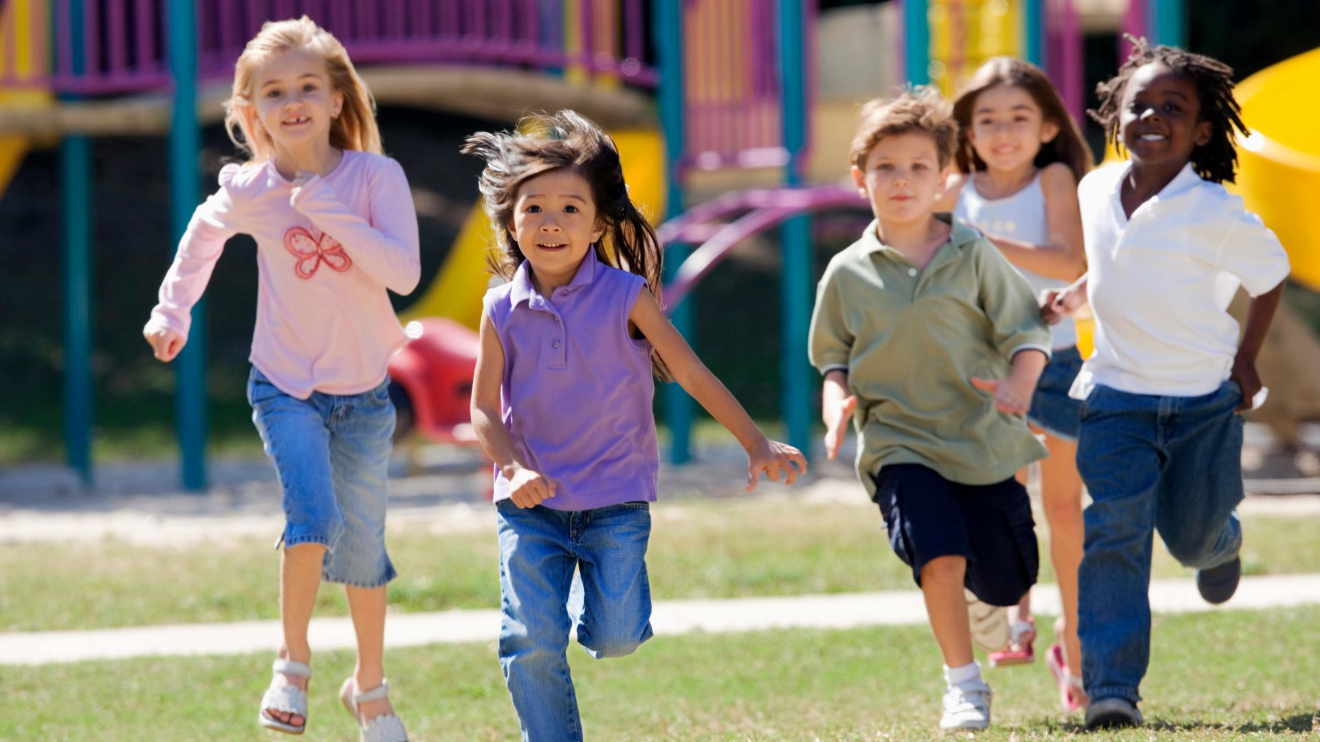 Bambini che giocano all'aperto