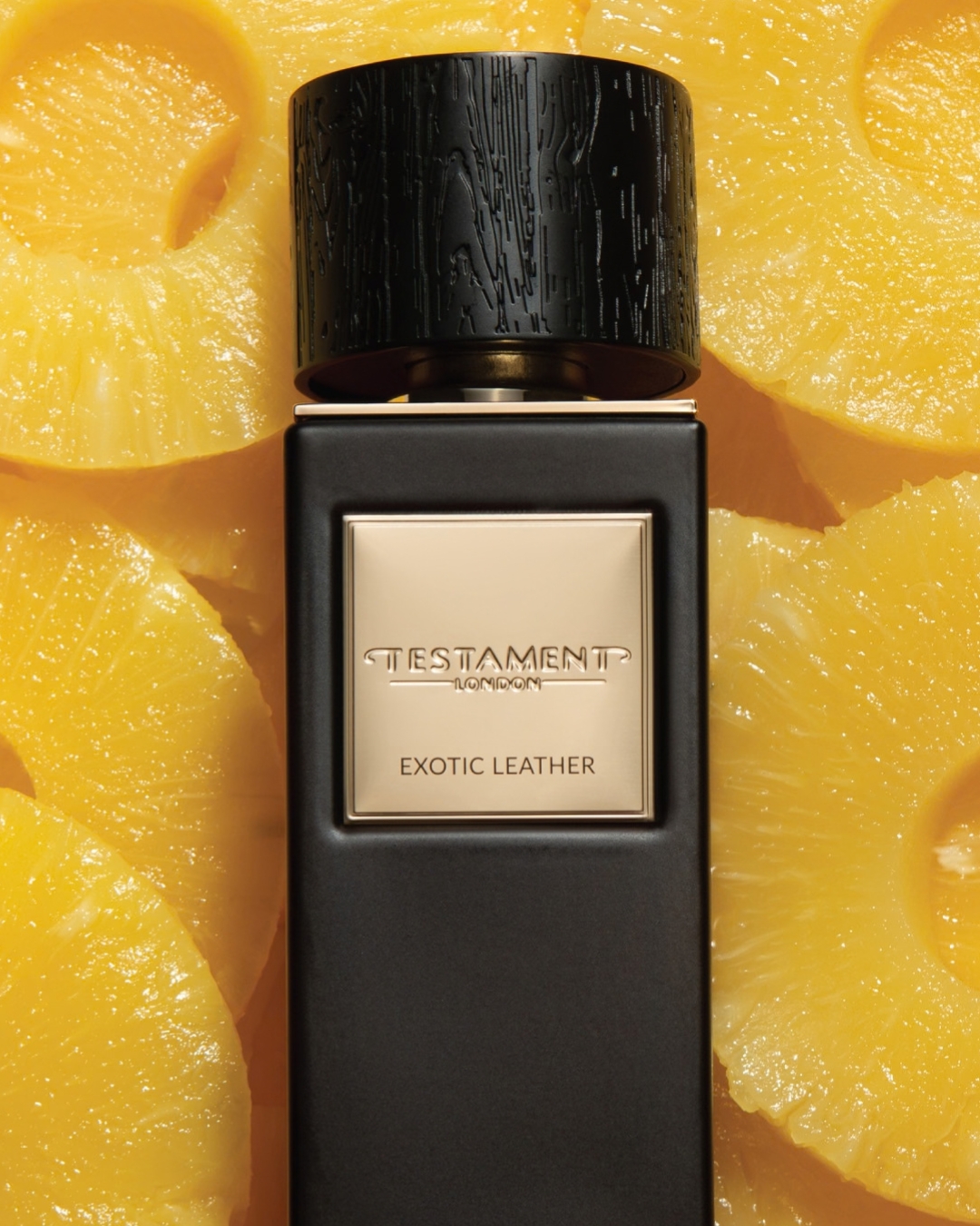 Flacone Testament Collection Exotic Leather tra fette di ananas