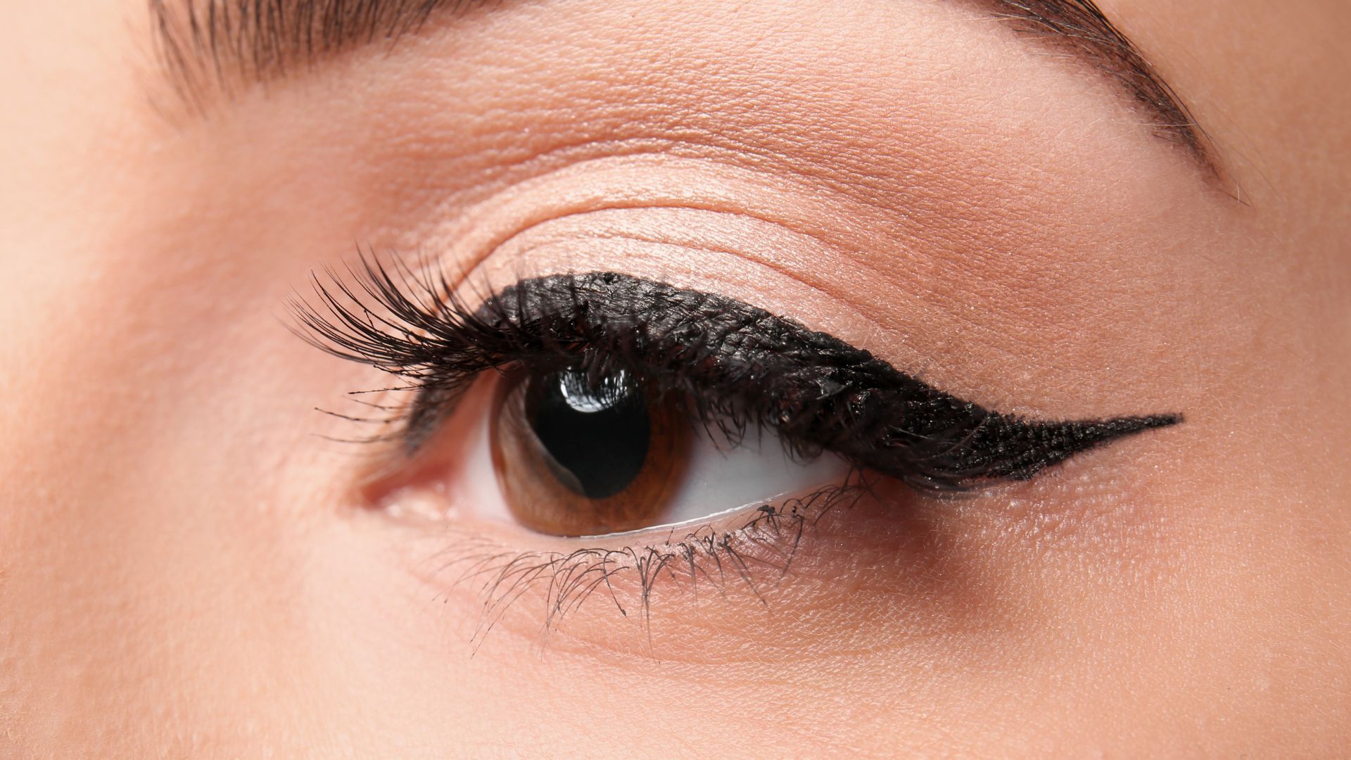 Eyeliner: tecniche dalla linea base alla coda grafica