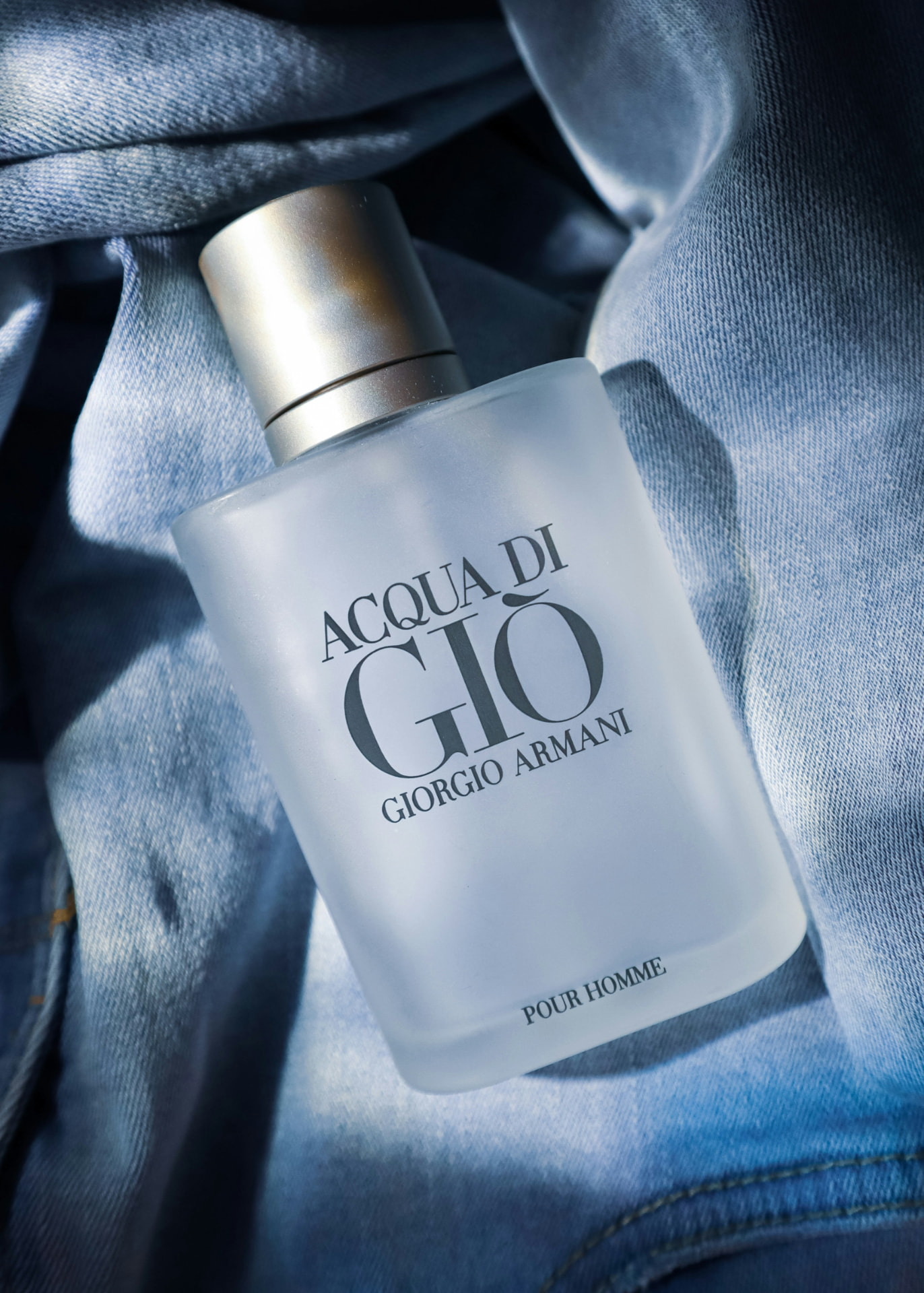 Flacone Giorgio Armani Acqua di Giò Pour Homme su tessuto azzurro