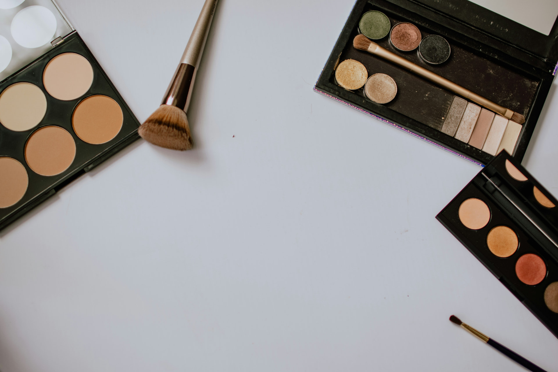 Palette di polveri viso per contouring con pennello da fondotinta