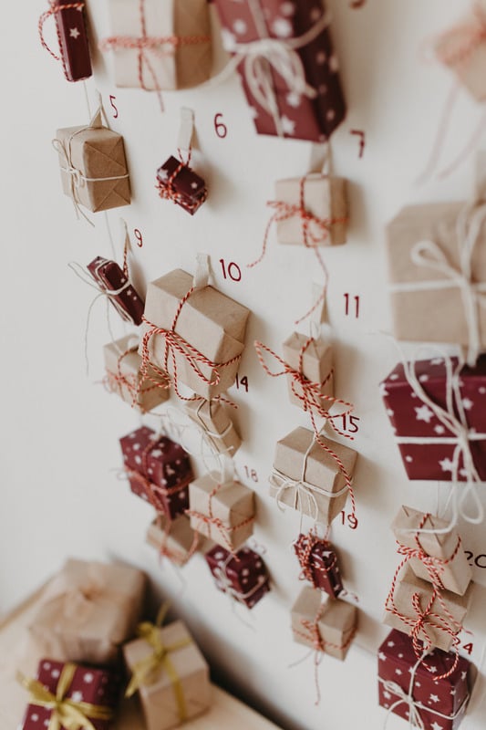 Calendario dell'Avvento con pacchettini in carta craft